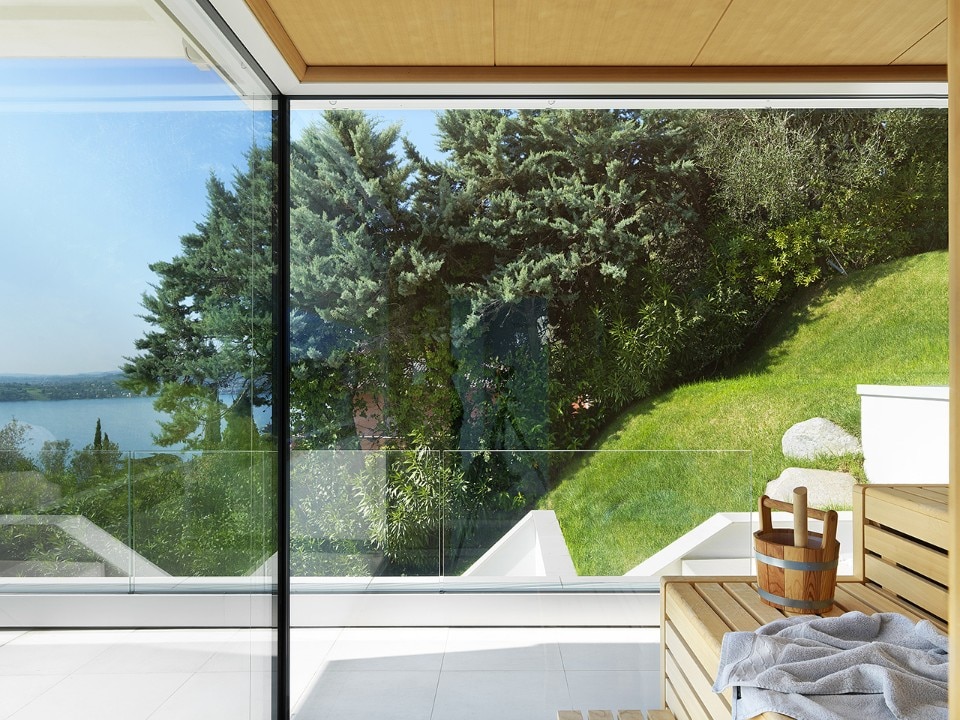 Serramenti Finstral in una villa panoramica sul lago di Garda